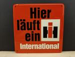 IHC Blechschild "Hier läuft ein International" mit Prägung B - Ware